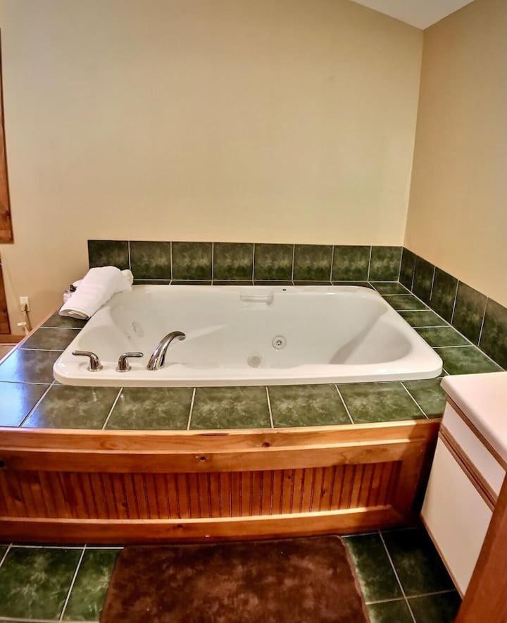 Cedar Creek #4 With Giant Tub Casa vacanze Eureka Springs